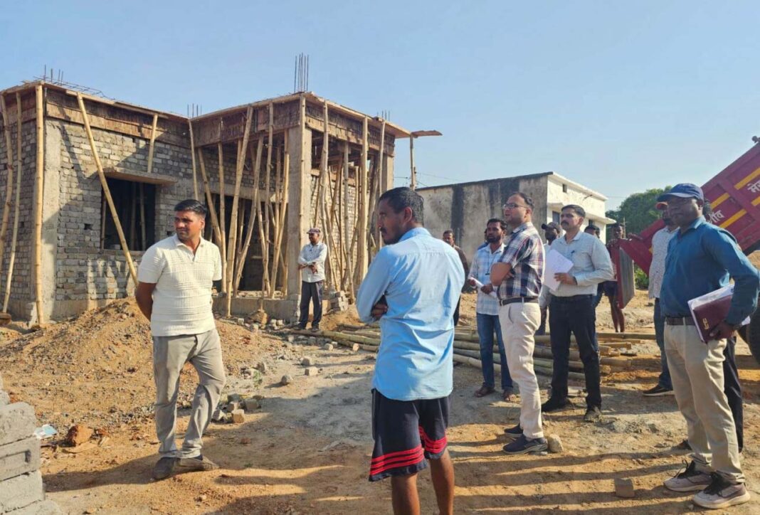 रायपुर : पंचायत सचिव के निलंबन के निर्देश : सीईओ ने विकास कार्यों का लिया जायजा