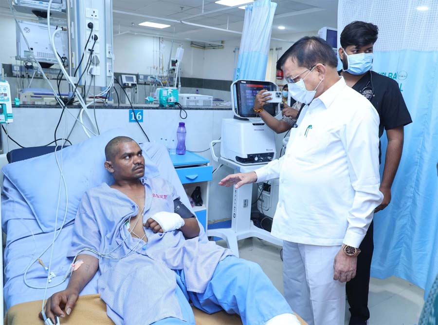 रायपुर : सिंघीतराई प्लांट हादसा : कैबिनेट मंत्री लखन देवांगन ने घायलों का जाना हालचाल, बेहतर उपचार के दिए निर्देश