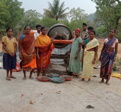 रायपुर : ईंट निर्माण कार्य से आत्मनिर्भर बन रही हैं समूह की महिलाएं