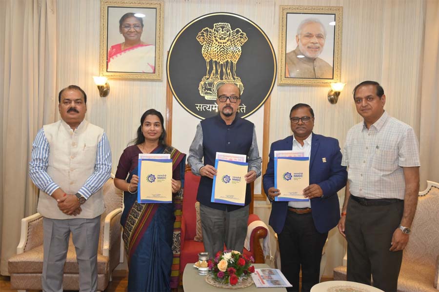 रायपुर : राज्यपाल रमेन डेका की पहल पर जशपुर जिले में ‘लैब ऑन व्हील्स’ एम्बुलेंस की मिलेगी सुविधा