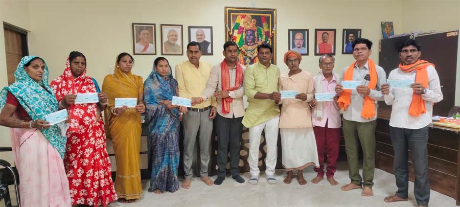 रायपुर : उप मुख्यमंत्री विजय शर्मा के विशेष प्रयासों से कबीरधाम के 872 जरूरतमंदों को मिली आर्थिक सहायता