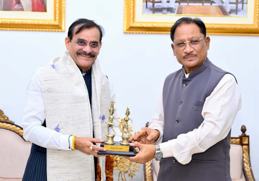 रायपुर : मुख्यमंत्री से सांसद विष्णु दत्त शर्मा ने की सौजन्य मुलाकात