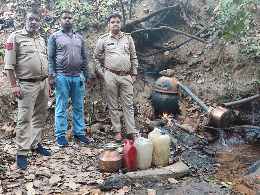 रायपुर : 305 लीटर महुआ शराब और 1050 किलो लाहन जब्त