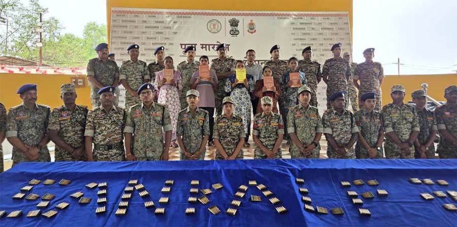 रायपुर : दंतेवाड़ा में 5 माओवादियों ने किया आत्मसमर्पण : पूना मारगेम से बदली जिंदगी