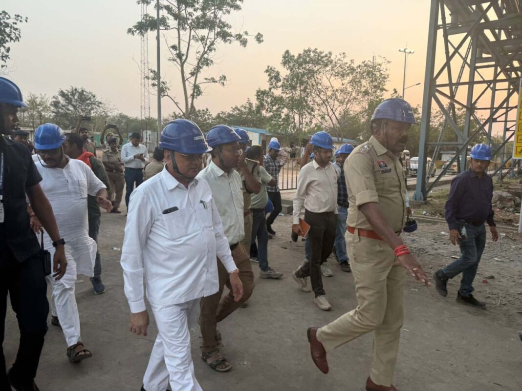 रायपुर : उद्योग एवं सार्वजनिक उपक्रम मंत्री लखनलाल देवांगन ने किया वेदांता पावर प्लांट के घटनास्थल का निरीक्षण