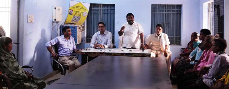 रायपुर : विशेष ग्राम सभा में ग्रामवासियों को जनगणना के सम्बन्ध किया जा रहा है जागरुक