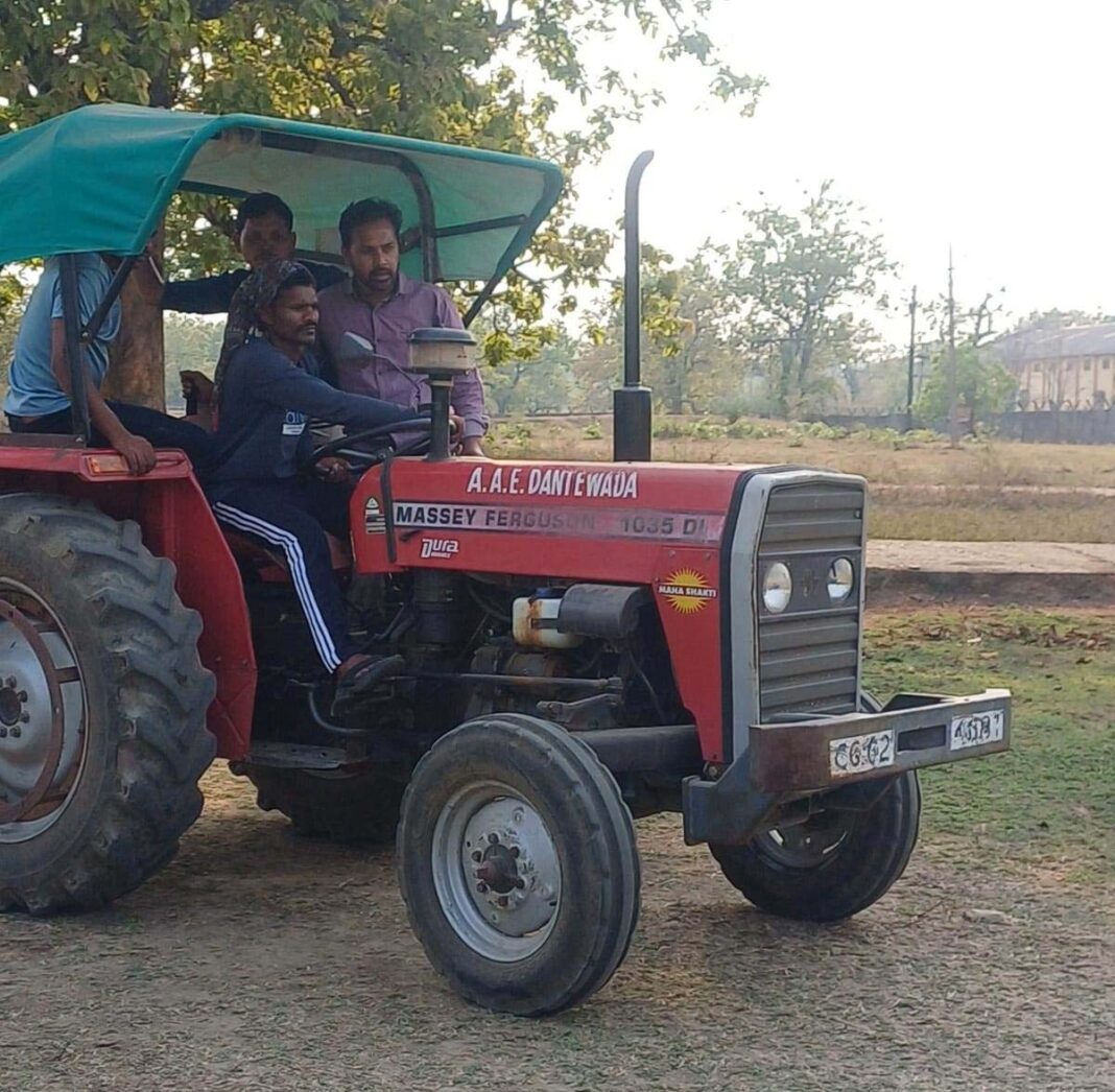 रायपुर : दंतेवाड़ा : लाइवलीहुड कॉलेज में आत्मसमर्पित व्यक्तियों को दिया जा रहा ट्रैक्टर प्रशिक्षण