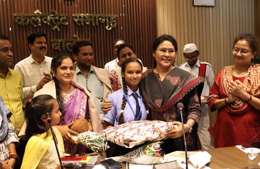 रायपुर : इसरो के यंग साइंटिस्ट प्रोग्राम में चयनित होने वाली हिमांशी साहू का कलेक्टर ने किया सम्मान