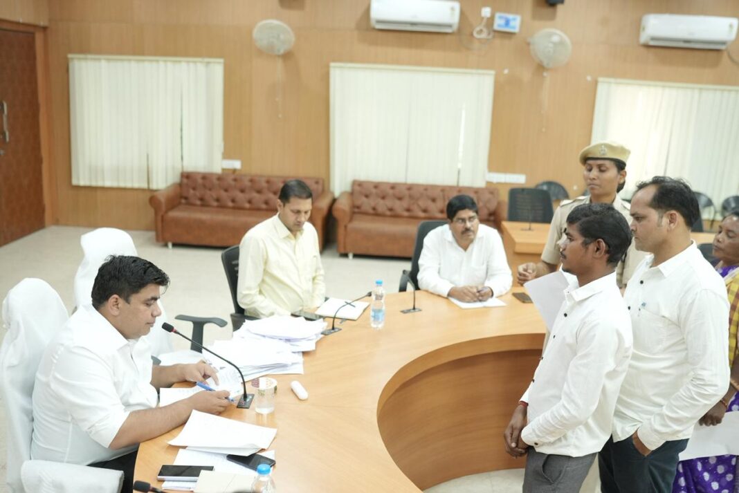 KORBA : जनदर्शन में कलेक्टर ने सुनी आमजनों की समस्याएं, त्वरित निराकरण के दिए निर्देश