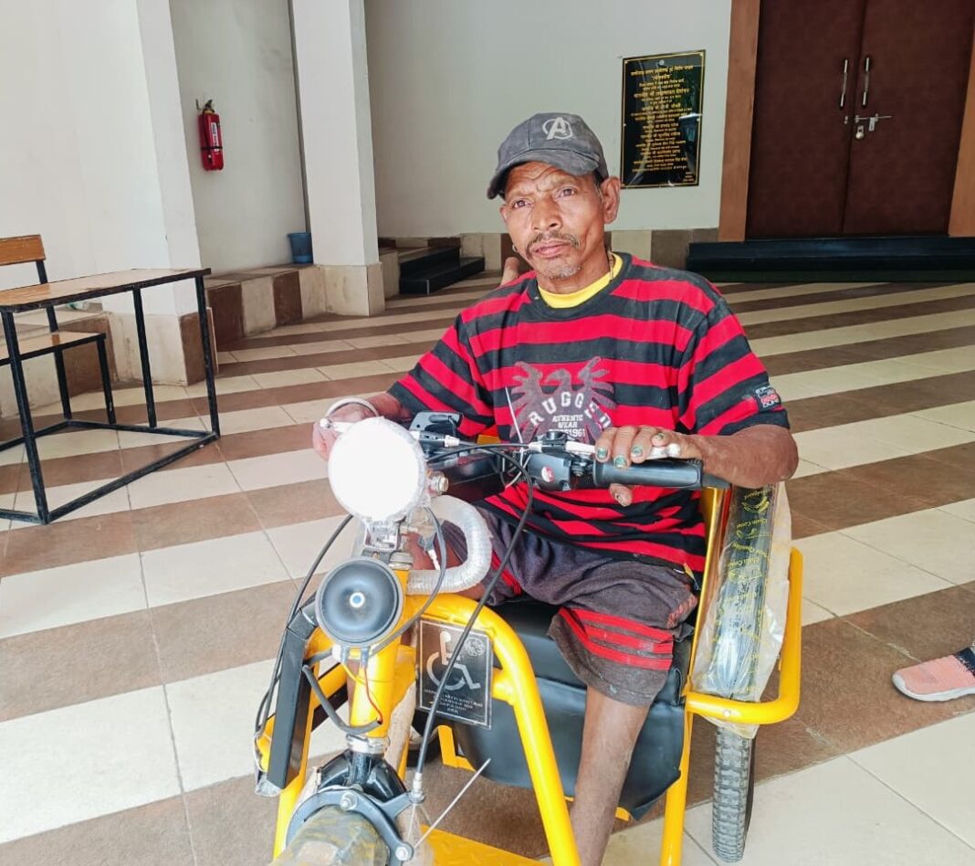 KORBA : रुमगरा निवासी दिव्यांग मदन दास को मिली बैटरी चालित ट्राइसाइकिल, मिला आवागमन का सशक्त साधन