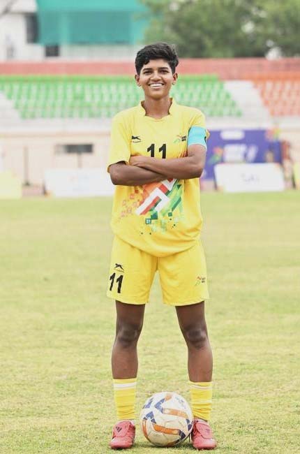 रायपुर : जनजातीय जड़ों से अंतर्राष्ट्रीय फलक तक : छत्तीसगढ़ की स्टार फुटबॉलर किरण पिस्दा के संघर्ष की कहानी