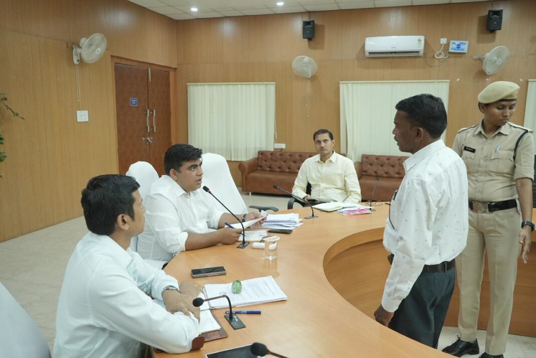 KORBA : जनदर्शन में कलेक्टर कुणाल दुदावत ने सुनी आमजन की समस्याएं – 96 आवेदन प्राप्त