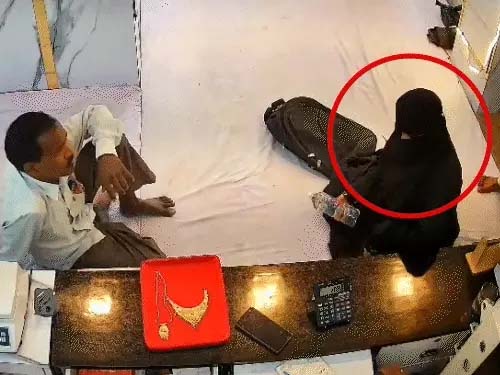उत्तर प्रदेश: अयोध्या में ज्वेलरी शॉप में बुर्का पहनकर लूट करने वाली महिला हिंदू निकली, 4 महीने की गर्भवती, खिलौना पिस्टल दिखाकर ज्वेलरी लूटी; बॉयफ्रेंड के साथ गिरफ्तार