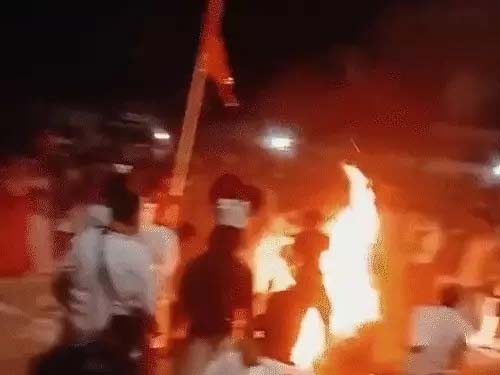 कोरबा: हनुमान जयंती शोभायात्रा के दौरान हादसा, काली मां बनी महिला झुलसी, मुंह से पेट्रोल फूंककर आग की लपट बना रहे थे; 3 घायल