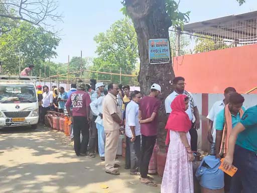 कोरबा: जिले में रसोई गैस सिलेंडर की भारी किल्लत, महीनों पहले बुकिंग कराने के बावजूद सिलेंडर नहीं मिल पा रहा, उपभोक्ता परेशान, एजेंसियों पर लंबी कतारें