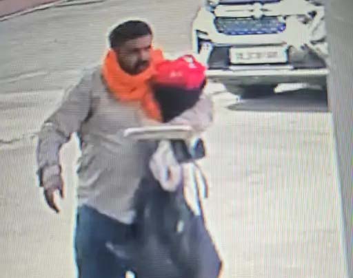 BIG NEWS: दिल्ली विधानसभा का बैरियर तोड़कर घुसी कार, नकाबपोश ड्राइवर समेत 3 हिरासत में, कार भी बरामद; स्पीकर ऑफिस के पास गुलदस्ता रखकर भाग गया था