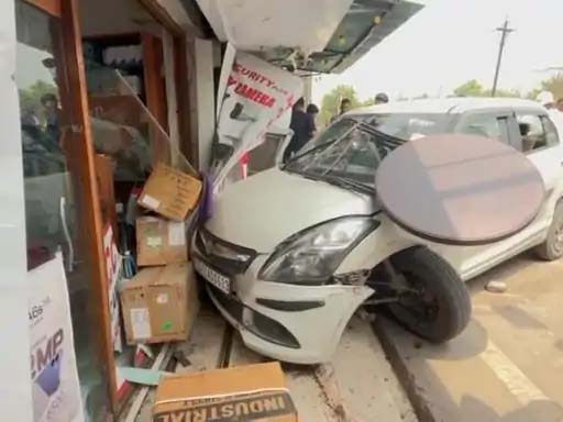 कोरबा: सोनालिया चौक के पास तेज रफ्तार कार मोबाइल दुकान में घुसी, राहगीर-दुकानदार बाल-बाल बचे, पुलिस ने नशे में धुत 3 युवकों को हिरासत में लिया