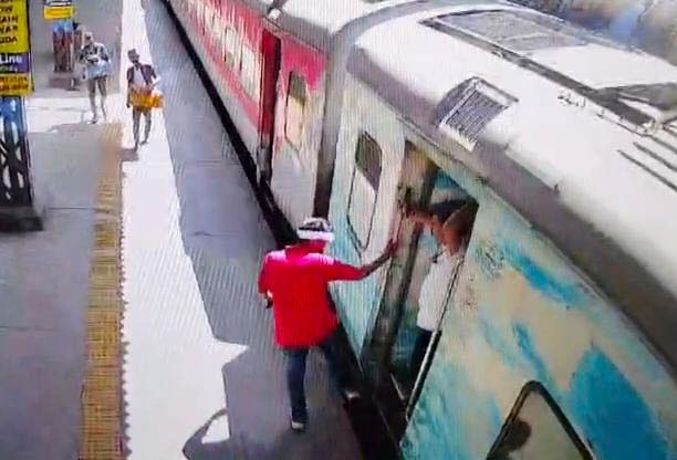 मध्य प्रदेश: रतलाम में चलती ट्रेन में चढ़ने की कोशिश में युवक की मौत, दो टुकड़े हुए, बैग से 4 लाख रुपए मिले; गांव की प्रॉपर्टी बेचकर मुंबई जा रहा था