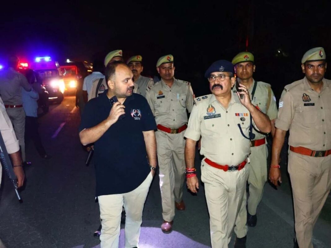 उत्तर प्रदेश: हापुड़ में भीषण सड़क हादसा, बारातियों से भरी बस को ट्रक ने टक्कर मारी, हादसे में दूल्हे के पिता समेत 6 की मौत, 7 गंभीर; 3 दिन बाद बेटी की शादी थी