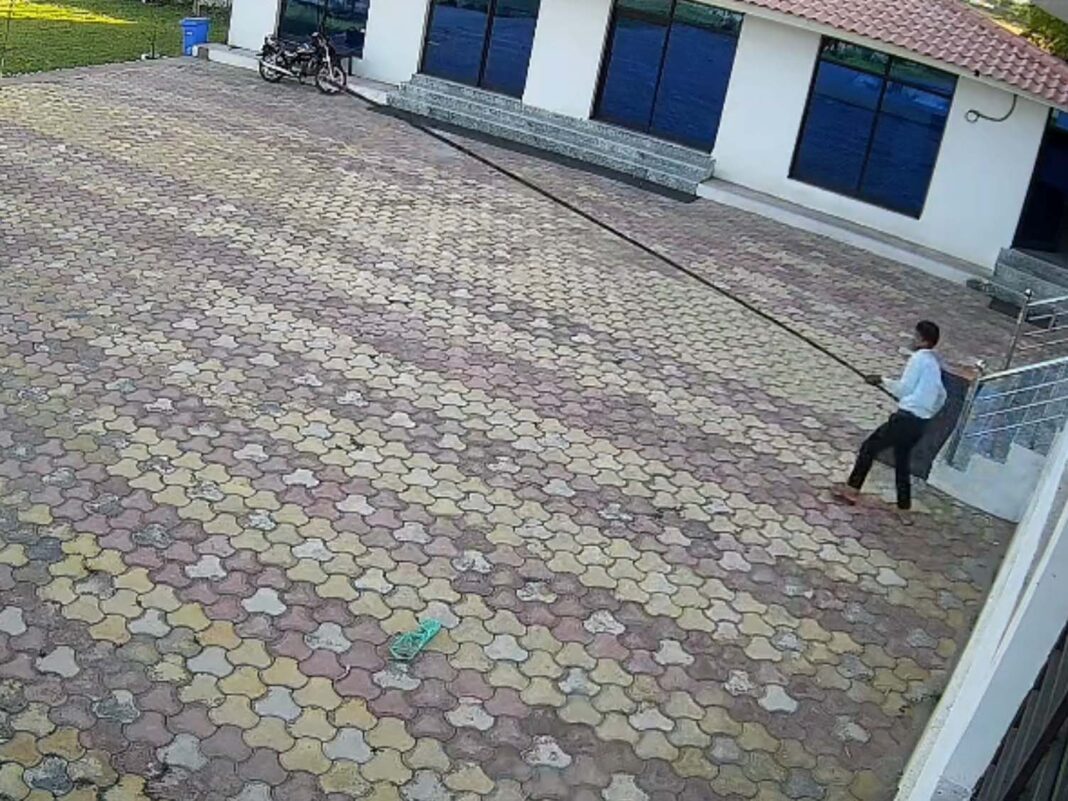 मध्य प्रदेश: खजुराहो में रिसोर्ट कर्मचारी की करंट लगने से मौत, बंदर भगाते समय हादसा, हाईटेंशन लाइन से टकराया पाइप, जिंदा जला युवक