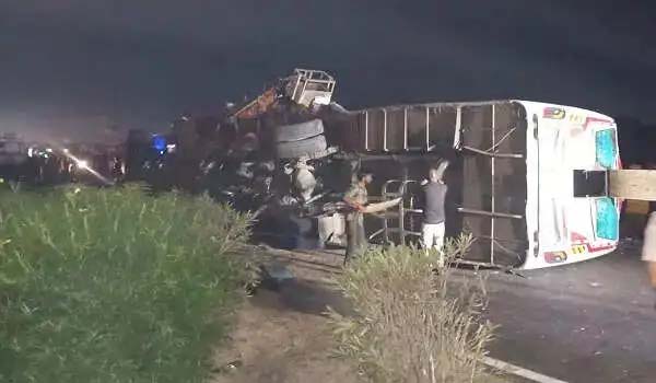 राजस्थान: कोटा में स्लीपर बस का एक्सीडेंट, तीन की मौत, 20 से ज्यादा घायल, दावा- बस के फ्रंट मिरर पर किसी ने पत्थर मारा, इसलिए ड्राइवर ने कंट्रोल खो दिया