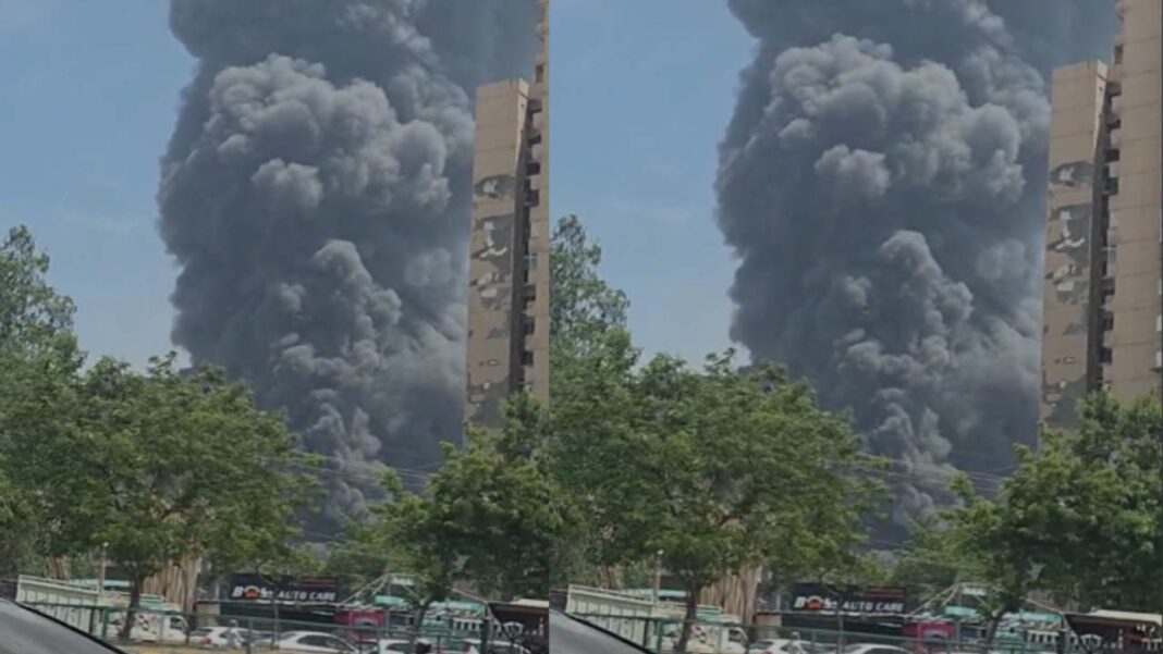 उत्तर प्रदेश: गाजियाबाद में 200 झुग्गी-झोपड़ियों में भीषण आग, कई सिलेंडर फटे, 10 किमी दूर से दिखा धुएं का गुबार, फायर ब्रिगेड की 22 गाड़ियों ने आग पर काबू पाया