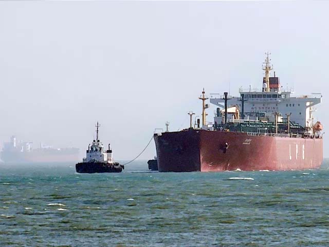 BIG NEWS: होर्मुज स्ट्रेट से गुजरने की कोशिश कर रहे दो जहाजों पर गोलीबारी, ईरान ने दोपहर में आवाजाही रोकने का ऐलान किया था