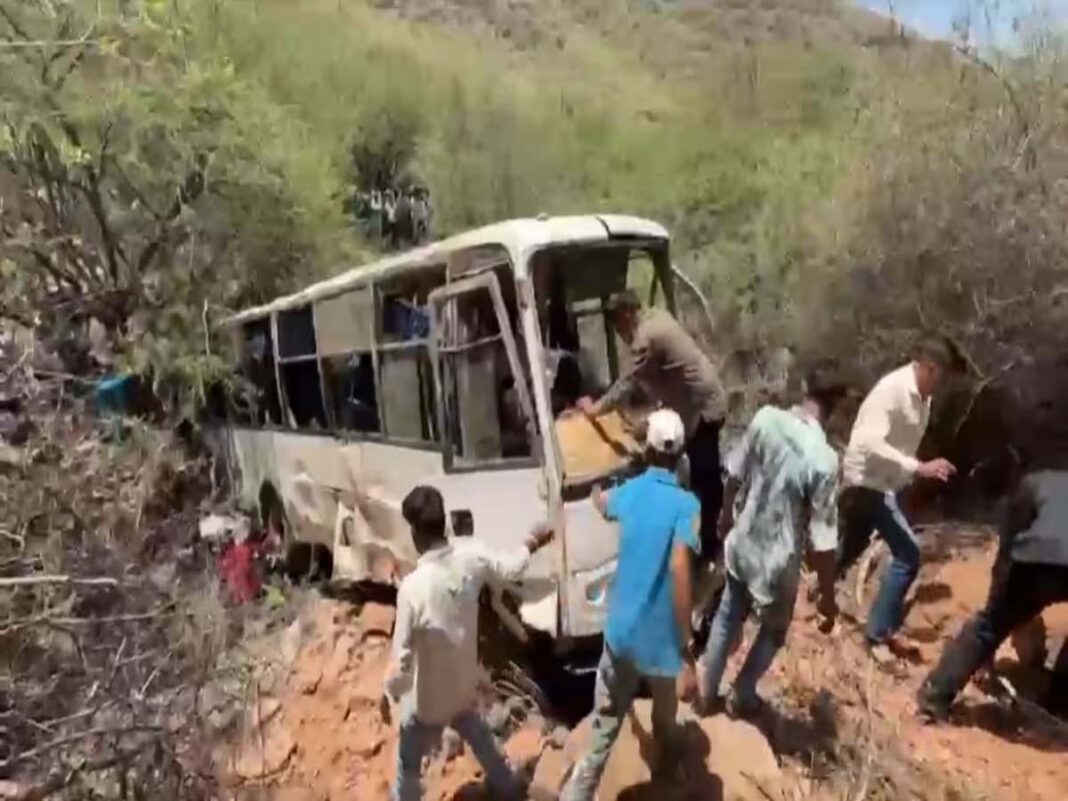 राजस्थान: अजमेर में 200 फीट नीचे खाई में गिरी बस, दो महिलाओं की मौत, 31 घायल, राहगीरों ने कपड़ों से रस्सी बनाकर बाहर निकाला; बिना इंश्योरेंस-फिटनेस के दौड़ रही थी गाड़ी