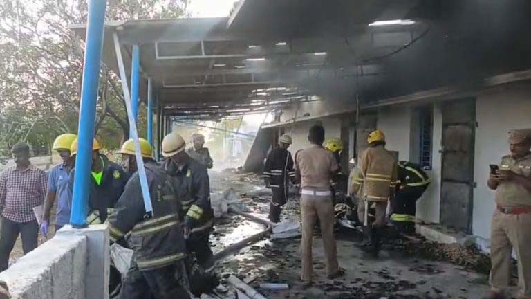 BIG NEWS: तमिलनाडु में पटाखा फैक्ट्री में धमाका, हादसे में अब तक 18 लोगों की मौत, 6 घायल, कई मलबे में दबे; 30 मजदूर काम कर रहे थे