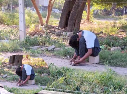 BIG NEWS: चंडीगढ़ में सड़क किनारे एक घंटे स्टैच्यू बन बैठा रहा युवक, हाथ में बीड़ी, पी नहीं पाया, जॉम्बी ड्रग का शक