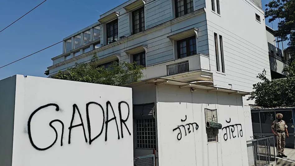 पंजाब: जालंधर में AAP के यूथ विंग का प्रदर्शन, भज्जी के घर के बाहर लिखा ‘गद्दार’, LPU के गेट पर अशोक मित्तल का पुतला फूंका, पोस्टरों पर कालिख पोती