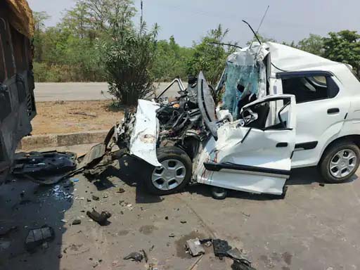 कोरबा: भीषण सड़क हादसा, एक ही परिवार के तीन सदस्यों की मौत, बेकाबू कार पहले डिवाइडर टकराई, फिर चलती ट्रक के पीछे जा घुसी