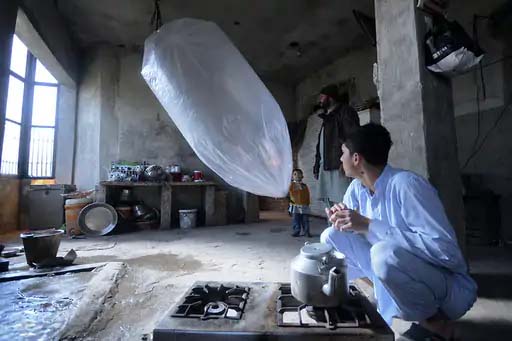 पाकिस्तान: कराची में गुब्बारों में LPG भरकर खाना बना रहे लोग, किल्लत की वजह से ऐसा करने पर मजबूर, एक्सपर्ट बोले- ये चलता-फिरता बम जैसा