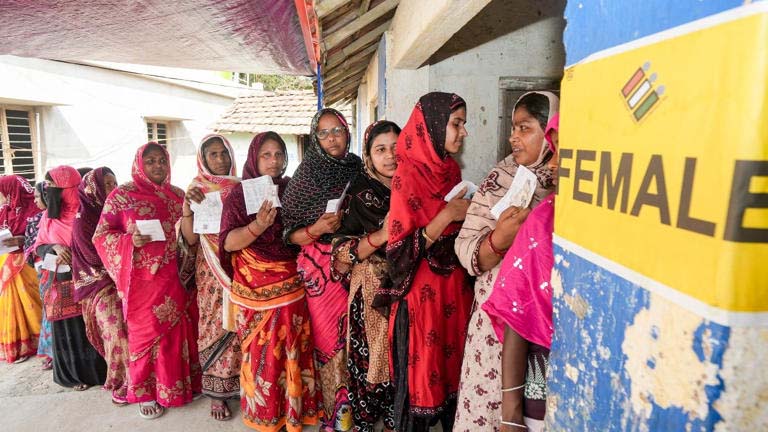 BREAKING: पश्चिम बंगाल में सेकंड फेज में 91% वोटिंग, नॉर्थ 24 परगना में TMC-भाजपा कार्यकर्ताओं में हिंसक झड़प; दावा- हावड़ा में CRPF की पिटाई से बुजुर्ग की मौत