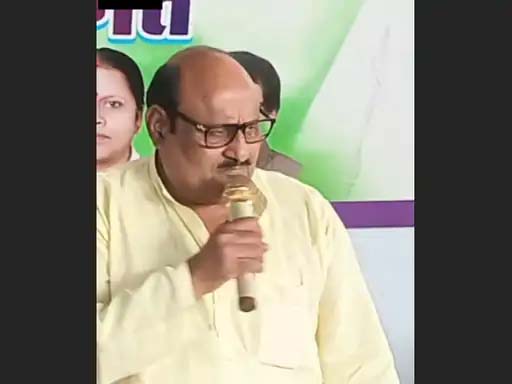 कोरबा: जयसिंह ने मंत्री के भतीजे पर अवैध वसूली का आरोप लगाया, बोले- भाजपा के लोग करते हैं दलाली, लखनलाल का पलटवार- पूर्व मंत्री दुकान हटाए जाने पर राजनीति कर रहे, आरोपों को साबित करने की चुनौती दी