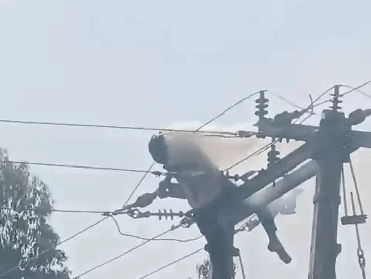 उत्तर प्रदेश: बदायूं में बिजली खंभे पर चढ़े युवक की जिंदा जलकर मौत, करंट लगते ही जोर-जोर से चिल्लाने लगा, धड़ तारों में फंसकर जलता रहा, सिर अलग होकर नीचे गिरा; मां और पत्नी का रो-रोकर बुरा हाल