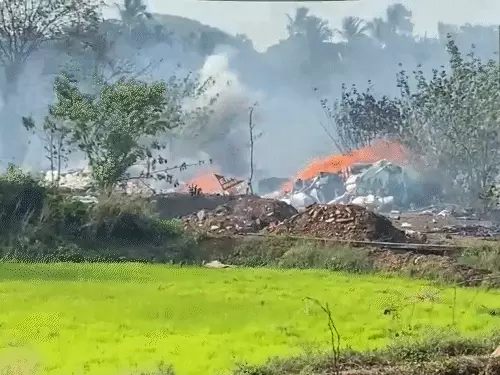 BREAKING: केरलम में पटाखा फैक्ट्री में ब्लास्ट, हादसे में 13 लोगों की मौत, मौके से 10 शव बरामद, 3 लोगों के शरीर के हिस्से बिखरे मिले; 40 मजदूर काम कर रहे थे