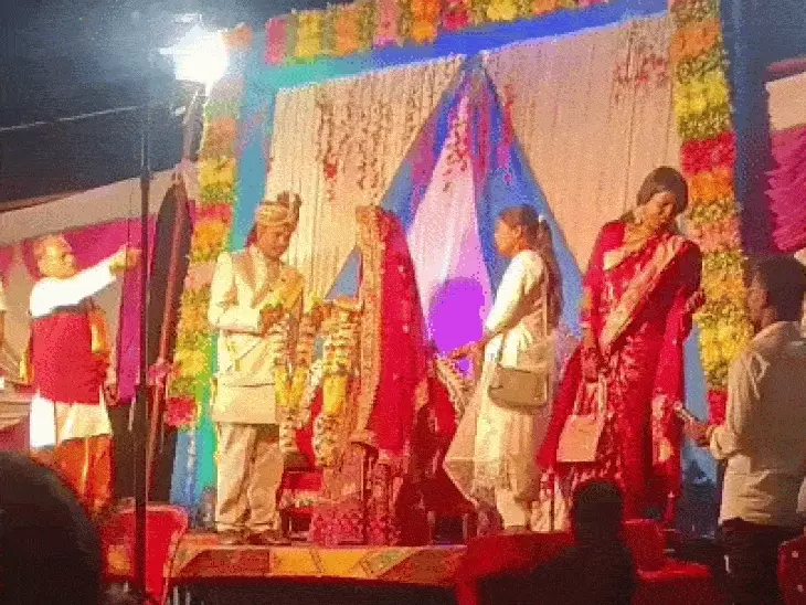 मध्य प्रदेश: छिंदवाड़ा में वरमाला की रस्म के बीच पहुंचा बॉयफ्रेंड, प्रेमी को देख शादी के स्टेज से दौड़ी दुल्हन, दूल्हे के सामने युवक के गले में डाली वरमाला; वर-वधु पक्ष में मारपीट