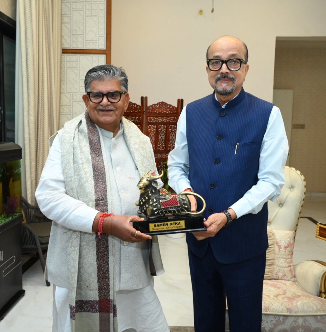 रायपुर : राज्यपाल डेका से केन्द्रीय ग्रामीण विकास राज्य मंत्री पासवान ने किया सौजन्य भेंट