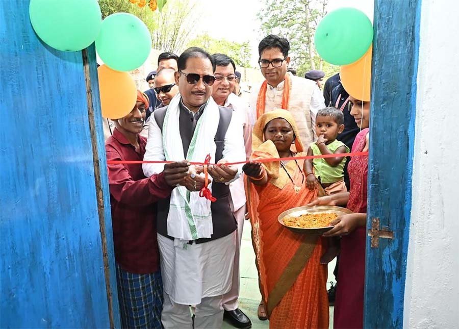 रायपुर : पक्के घर का सपना हुआ साकार : मुख्यमंत्री विष्णु देव साय ने लेमरू में हितग्राही धरम सिंह के नए आवास में कराया गृह प्रवेश