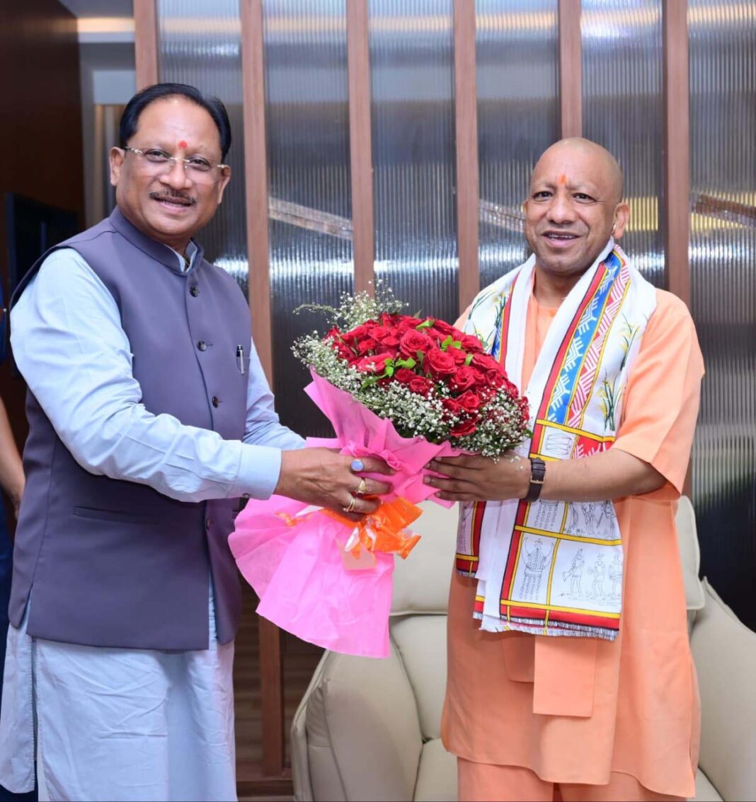 रायपुर : मुख्यमंत्री ने उत्तर प्रदेश के मुख्यमंत्री योगी आदित्यनाथ का किया आत्मीय स्वागत