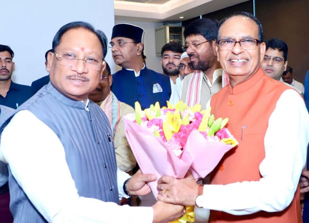 रायपुर : ‘अपनापन’ के विमोचन समारोह में शामिल हुए मुख्यमंत्री विष्णुदेव साय