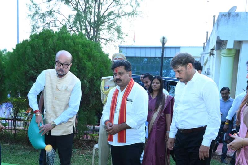 रायपुर : राज्यपाल रमेन डेका ने किया पौधरोपण, कवर्धा कलेक्ट्रेट परिसर में रोपा आम का पौधा, पर्यावरण संरक्षण का दिया संदेश