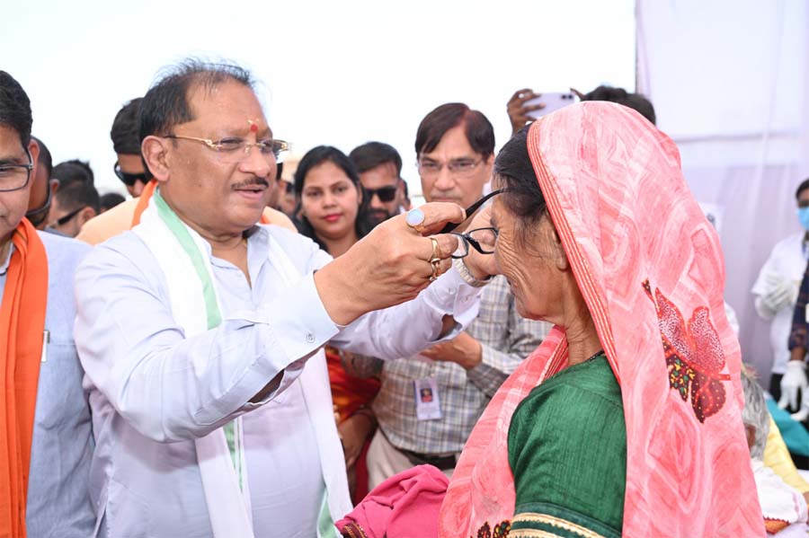 रायपुर : मुख्यमंत्री विष्णु देव साय ने हितग्राहियों को अपने हाथों से पहनाया नजर का चश्मा