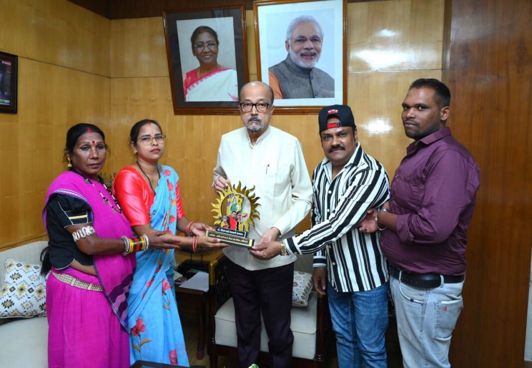रायपुर : राज्यपाल से प्रख्यात लोक कलाकार तीजन बाई के परिजनों ने की सौजन्य भेंट