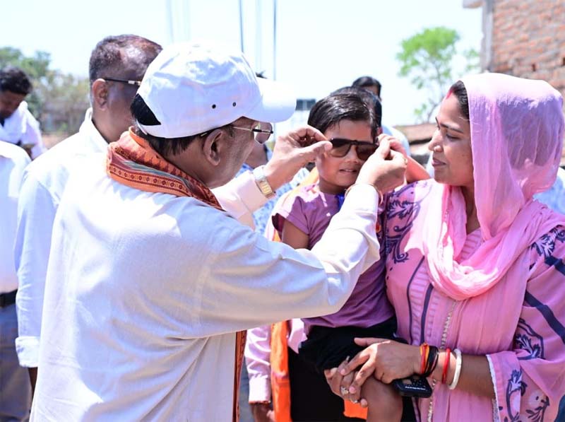 रायपुर : गोद में उठाया, चश्मा पहनाया : भैंसामुड़ा में दिखा मुख्यमंत्री का आत्मीय रूप