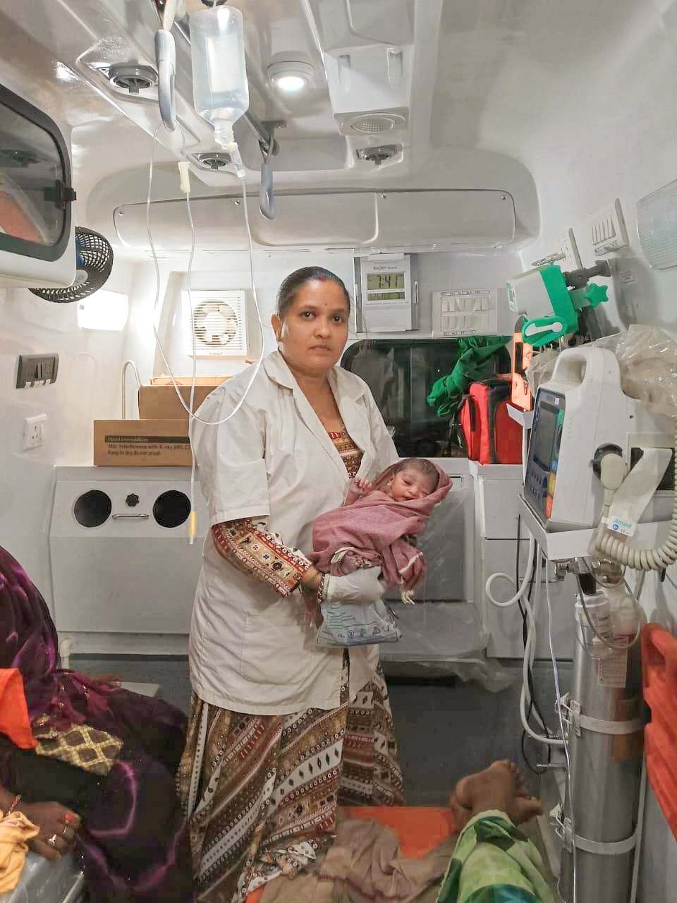 रायपुर : 108 संजीवनी एक्सप्रेस कर्मियों की सूझबूझ से एम्बुलेंस में हुआ सुरक्षित प्रसव