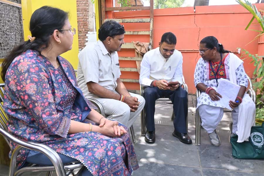 रायपुर : बलौदा बाजार कलेक्टर ने प्रगणक बन किया डिजिटल जनगणना