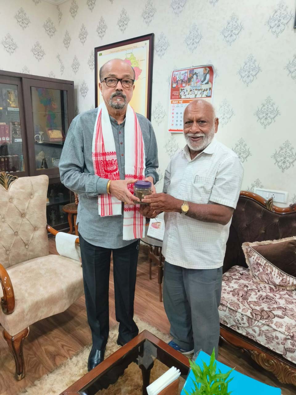 रायपुर : छत्तीसगढ़ चाय व्यापारी संघ के उपाध्यक्ष ने की राज्यपाल से सौजन्य भेंट