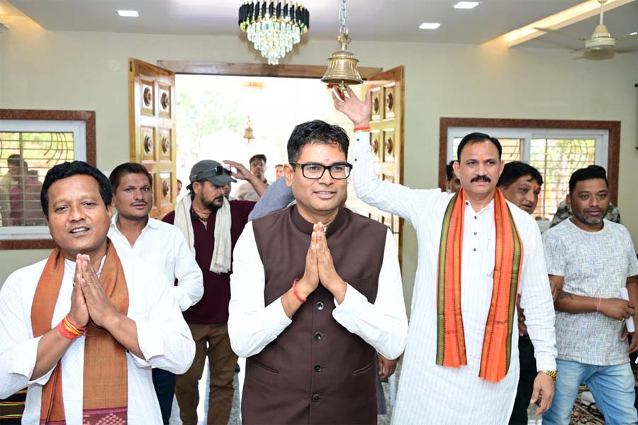 रायपुर : रायगढ़ के राधा कृष्ण मंदिर में वित्त मंत्री ओपी चौधरी एवं स्वास्थ्य मंत्री श्याम बिहारी जायसवाल ने की पूजा-अर्चना
